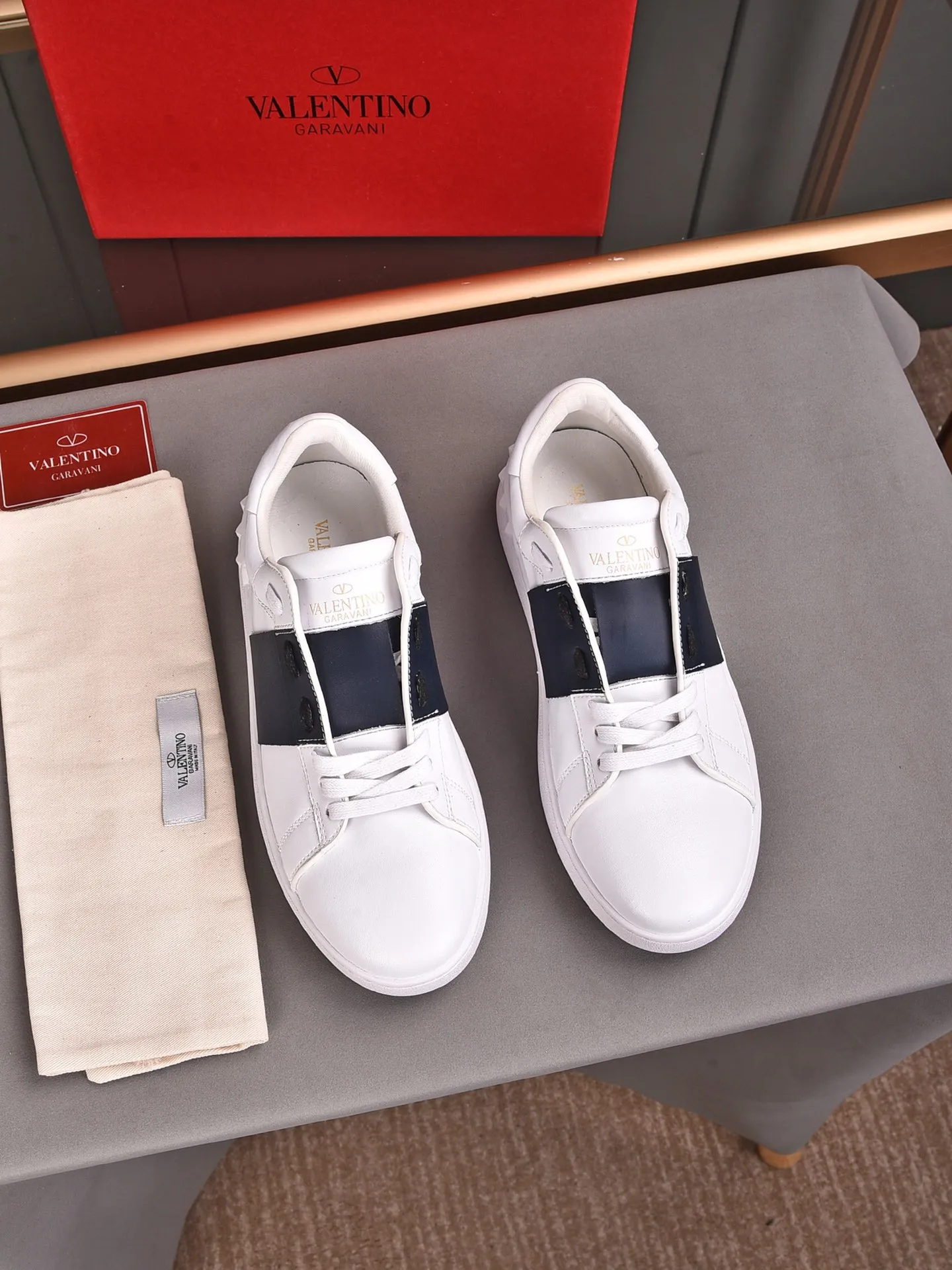 Men's shoes 440💰 (men and women couples) Valentino classic color matching series casual shoes. Made with heavy craftsmanship, good products pay attention to every detail. A must-have trendy item that can be worn all year round, it has been worn by many celebrities and Internet celebrities~~Imported cowhide surface, unique design concept, sheepskin lining, counter quality. Women’s clothing 35-40. Men’s clothing 39-44, 45-46 (returns and exchanges are not supported for custom-made items)